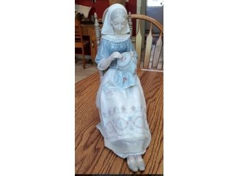 Lladro Hand- Made In Spain Large Seated Woman Doing Cross Stitch No. 4865,  E190