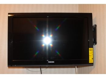 32' Toshiba Flat Screen TV With Wall Mount Model 32C120U