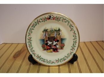 LENOX Holiday Plates Disney Mickey & Co. 'Under The Mistletoe' Collector Plate
