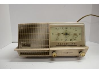 Vintage GE General Electric Musaphonic AM Radio Alarm Clock