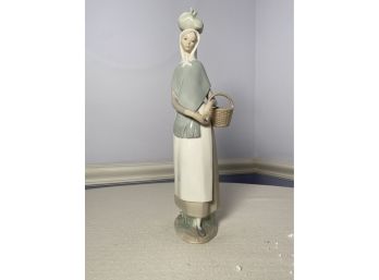 LLADRO  PORCELAIN FIGURINE 'GIRL WITH BAG AND BASKET'