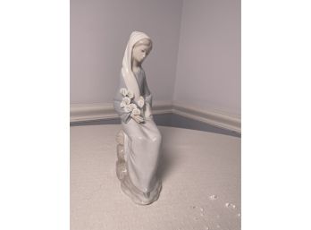 Lladro 'Girl With Lilies Sitting' - Retired Glazed Finish