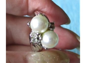 Jewelry - Pretty Setting With 2 Pearls Ring