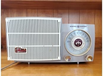 Vintage GE General Electric Musaphonic AM Tabletop Electric Tube Radio Model 477