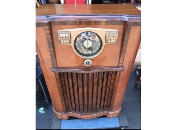 Magnificent Antique Zenith Automatic Standard Broadcast Radio