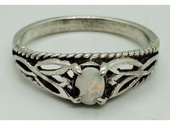 Vintage Size 5 Sterling Silver Floral Pattern Ring With An Opal