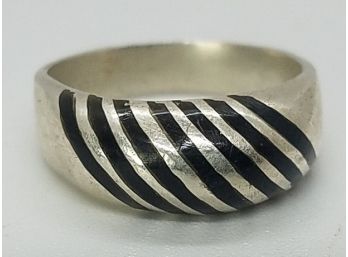 Size 8 Vintage Sterling Silver Ring With Black Quartz Line Pattern