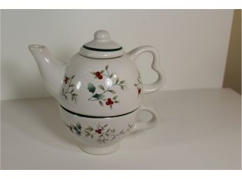 Very Lovely Pfaltzgraff Teapot/cup Combo