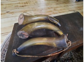 Lot Of 3 Antique Powder Horns With Leather Carry Straps In Good Condition. These Have Some Very Nice Hand Made