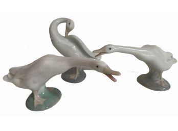 Lladro Porcelain A Gaggle  Of Three Geese (A)