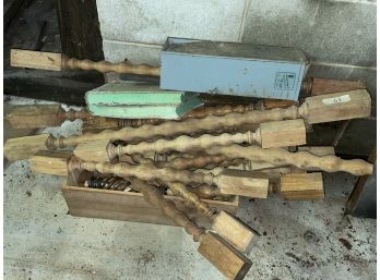 LOT OF OAK SPINDLES AND AN OAK RAILING