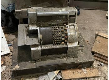 ANTIQUE CASH REGISTER WITH KEY