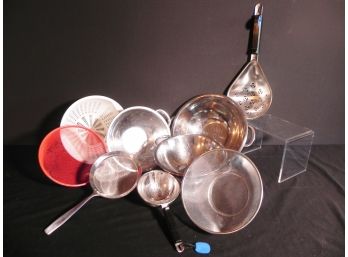 Lot Of Colanders And Strainers Both Plastic And Aluminum