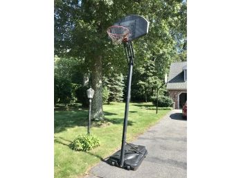 LIFETIME QUICK COURT Basketball Hoop