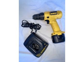 DeWalt DW926 Cordless 9.6V Screw Driver With Battery & Charger