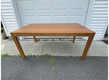 A QUALITY CONTEMPORARY DINING TABLE W/ TWO LEAVES