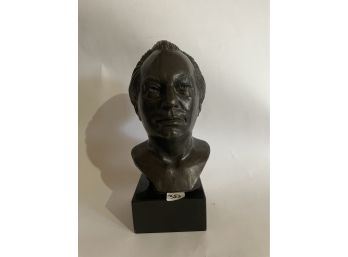 BRONZE SCULPTURE OF A GENTLEMAN ARTIST SIGNED ILLEGIBLY, 1960