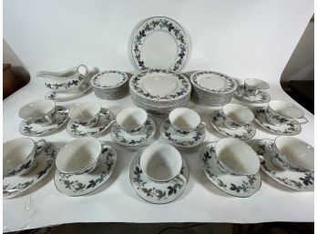 ROYAL DOULTON PORCELAIN DINNERWARE SERVICE IN THE BURGUNDY PATTERN