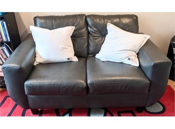 Comfortable Little Grey Leather Loveseat With 2 Tommy Hilfiger Pillows 66x27x37'