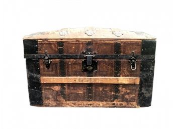 Large Antique Steamer Trunk With Working Latch And Handles!