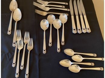 Rogers Brother ' Eternally Yours' 22 Pieces Silver Plated Flatware.