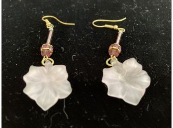 A Pair Of White Flower Earrings G