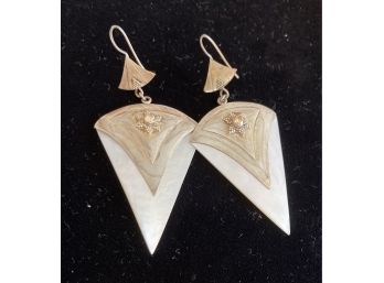 Mother Of Pearl And Silver Triangular Earring With Astone In The Silver Part