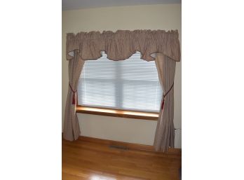 Country Curtains Window Treatments In Very Good Condition Clean Smoke Free