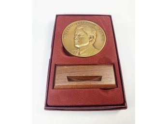 HUGE 3D Bronze Bill Clinton Inaugural Medal   With Stand And Storage Case