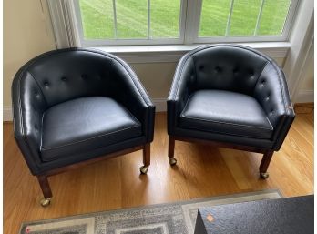 A PAIR OF MID-CENTURY MODERN BLACK LEATHER ARMCHAIRS W/ BUTTON UPHOLSTERY