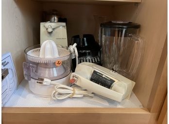 LARGE LOT OF KITCHENWARE, INCLUDES TOASTER, STAINLESS STEEL MIXING BOWLS, BLENDER, CROCKPOT AND MORE