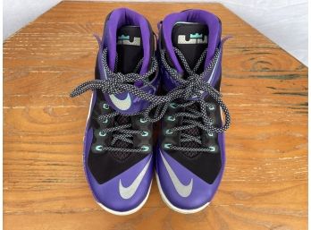 Like New Nike Mens Size 9.5 Purple Sneakers