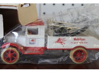 Ertl 1931 Mobil Oil Gas Diecast Toy Wrecker Truck Bank In Box