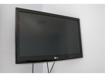 26' LG Television 720p 60 Hz LED-LCD HDTV  - Model No. 26LV2500-UA + Wall Mount