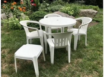 Rubbermaid Outdoor Patio Set With Side Table