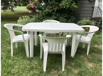 RUBBERMAID Table With 4 RUBBERMAID Chairs