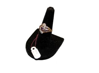 Beautiful 10 Karat Gold Ring With Spinel Stones