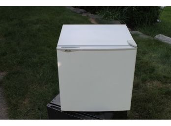 White Avanti Dorm - Bar Room Refrigerator