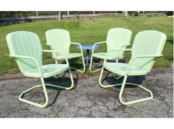 A Set Of 4 Vintage Metal Resort Chairs And Cocktail Table
