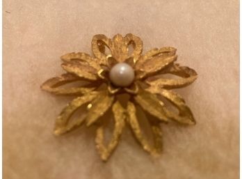 Vintage Round Brushed Gold Tone Flower Pin With Pasted Center Simulated Round Pearl