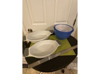 Mixing Bowls (plastic) And More Bakeware/servers By Wolfgang Puck -never Used