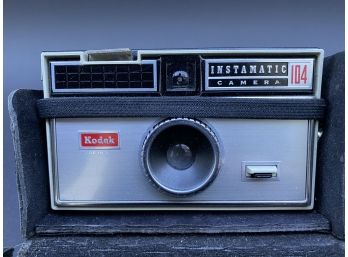 Vintage Kodak Instamatic 104, Leather Case & Flash Cubes