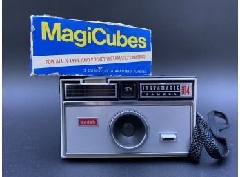 Vintage Kodak Instamatic 104 & Flash Cubes