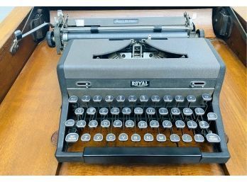 Vintage Royal Quiet Deluxe  Arrow Model Typewriter With Case