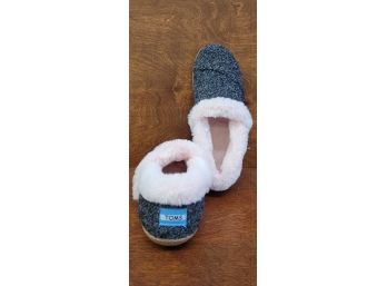 Ladies Size 9 Tom's Slippers