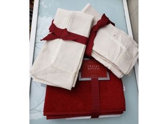 Williams Sonoma Red Placemats (4) And (9) Napkins