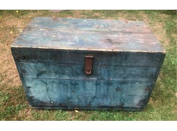 BLUE TOOL CHEST 17  X 31  X 19 HIGH