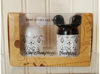 New Walt Disney World & Land Ceramic Mickey &  Minnie Mouse Black & White Salt & Pepper Shakers