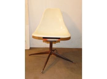 Mid Century White Fiberglass Swivel Chair