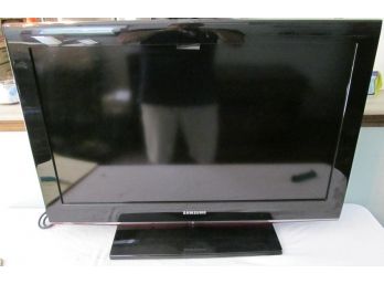 Samsung 32' Flat Screen TV And Remote
